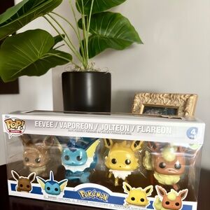 New Funko POP! Pokemon Eevee Vaporeon Jolteon Flareon Eeveelutions 4 Pack 2022